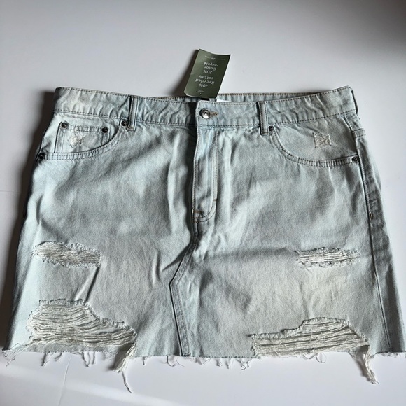 NWT Divided by H&M Denim Mini Skirt Size 14 Y2K Frayed Hem Distressed Light Wash - Picture 1 of 6